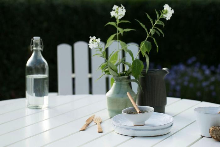 Bild 7, Bord 9A 100 och Fåtölj A2 Vitlackad Ek / Varmförzinkat Stativ | Grythyttan Stålmöbler | Bonus Möbler