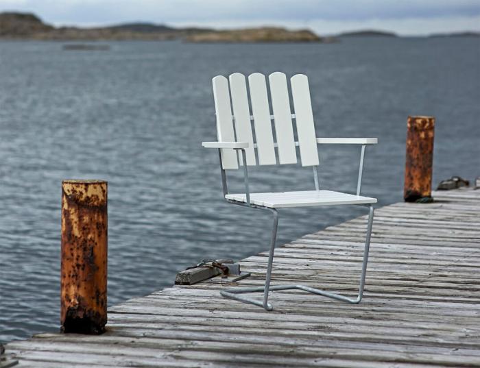 Bild 13, Bord 9A 100 och Fåtölj A2 Vitlackad Ek / Varmförzinkat Stativ | Grythyttan Stålmöbler | Bonus Möbler