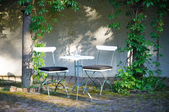 Bild 9, Bryggeri Trefotsbord Ø60 cm Vitlackad Ek / Varmförzinkat Stativ - Grythyttan Stålmöbler - Bonus Möbler