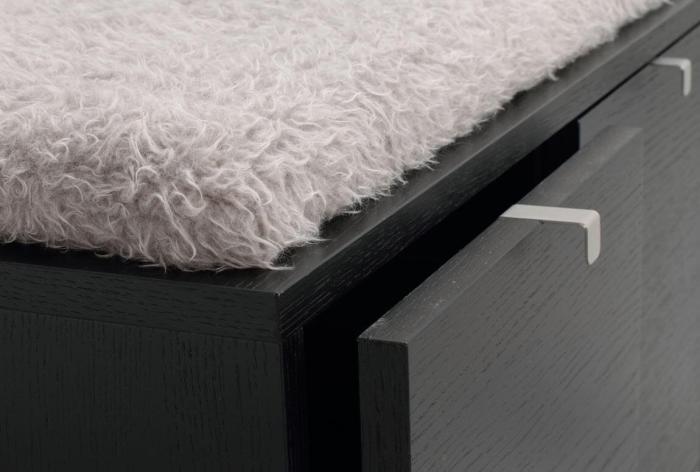 Bild 4, Confetti 3 Lådor Grå Fårskinnsimitation Svartlackad Ek - Rowico Home - Bonus Möbler
