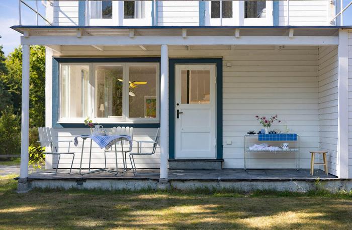 Bild 14, Bord 9A 100 och Fåtölj A2 Vitlackad Ek / Varmförzinkat Stativ | Grythyttan Stålmöbler | Bonus Möbler