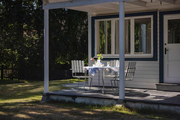 Bild 15, Bord 9A 100 och Fåtölj A2 Vitlackad Ek / Varmförzinkat Stativ | Grythyttan Stålmöbler | Bonus Möbler