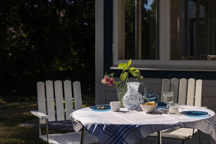 Bild 16, Bord 9A 100 och Fåtölj A2 Vitlackad Ek / Varmförzinkat Stativ | Grythyttan Stålmöbler | Bonus Möbler