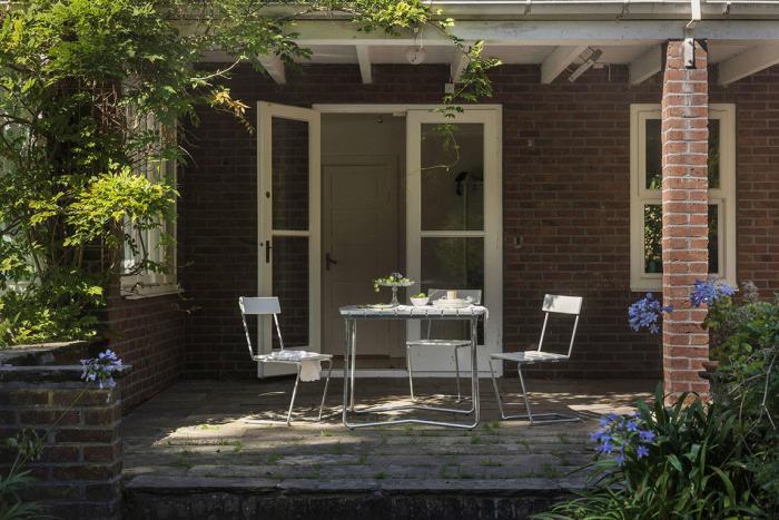 Bild 9, Bord B31 84 och Stol 1 Vitlackad Ek / Varmförzinkat Stativ - Grythyttan Stålmöbler - Bonus Möbler